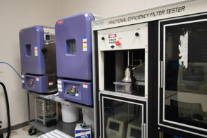 Fractional filtration efficiency tester for measuring the efficiency of filter media for different particle sizes.
